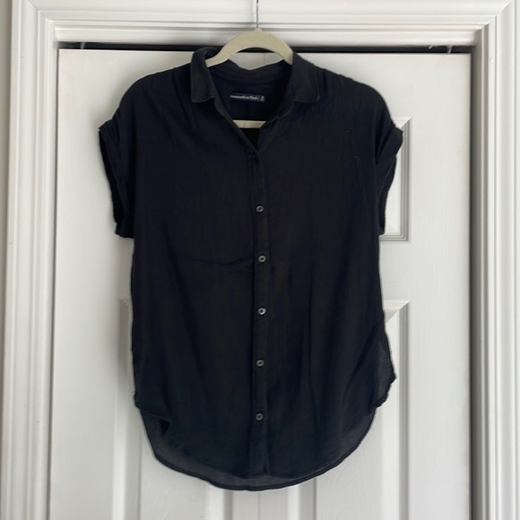 Abercrombie & Fitch Tops Abercrombie Fitch Gauze Crinkle Short Sleeve Button Up In Black